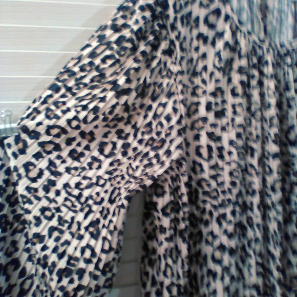 H & M M Long-Sleeved Pleated Animal Print Blouse - Picture 3 of 6